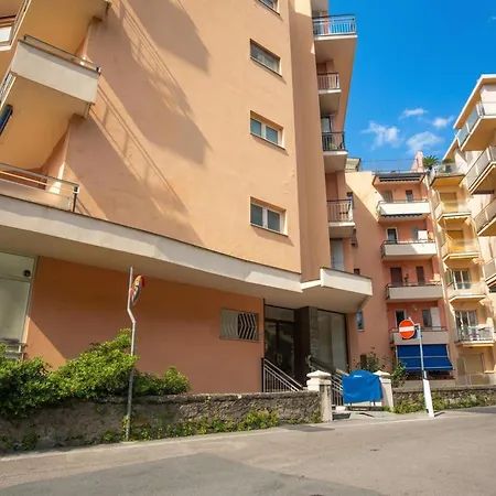Matteo'S Sanremo Flat Walk To Sea For 4 - Happy Rentals